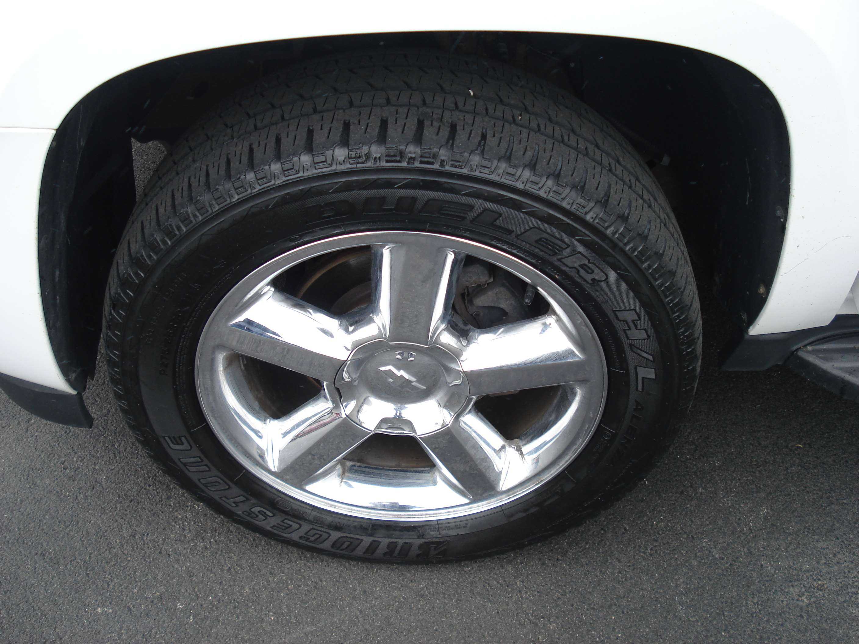 Chevrolet Suburban Image 10