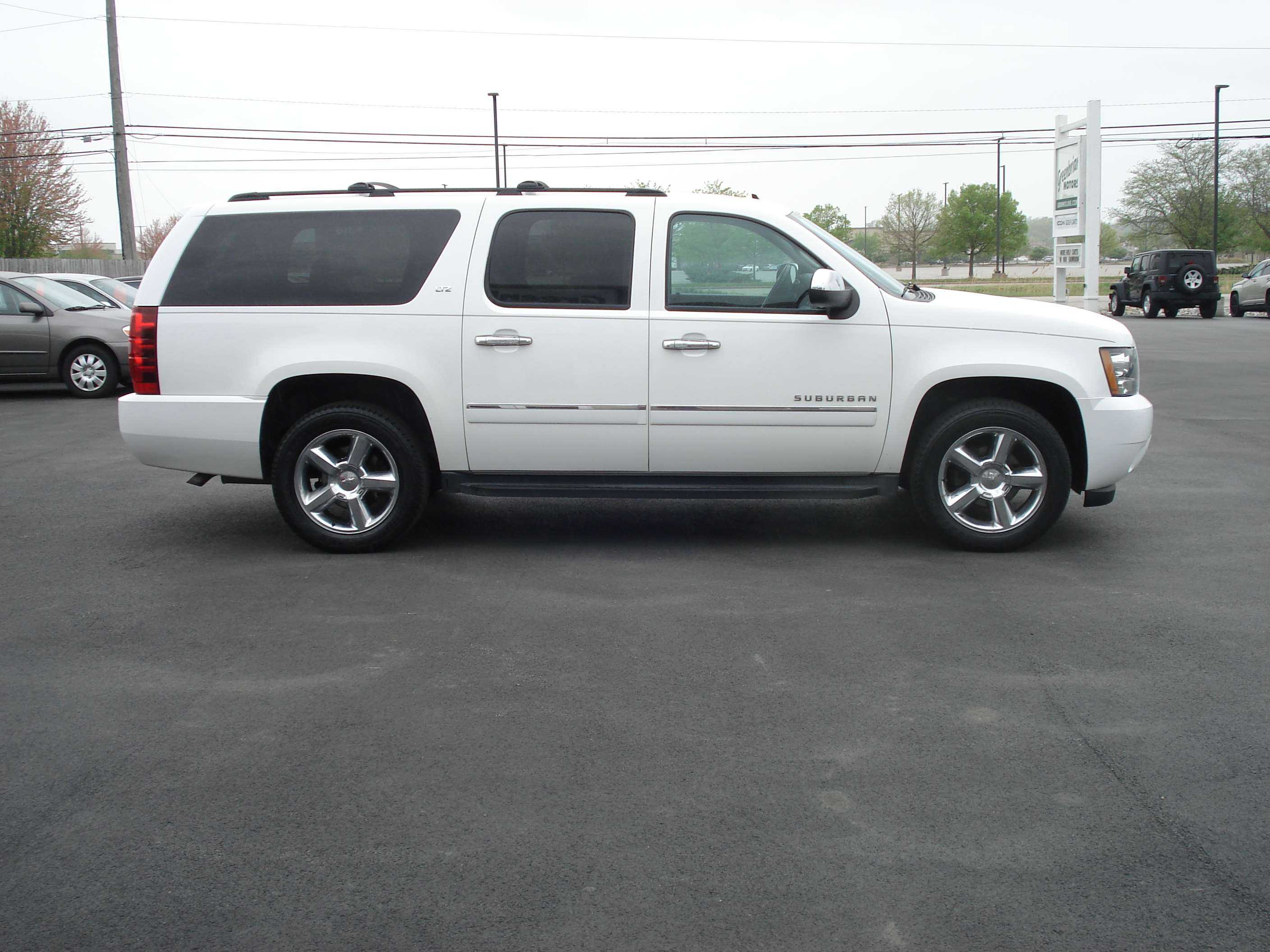 Chevrolet Suburban Image 5