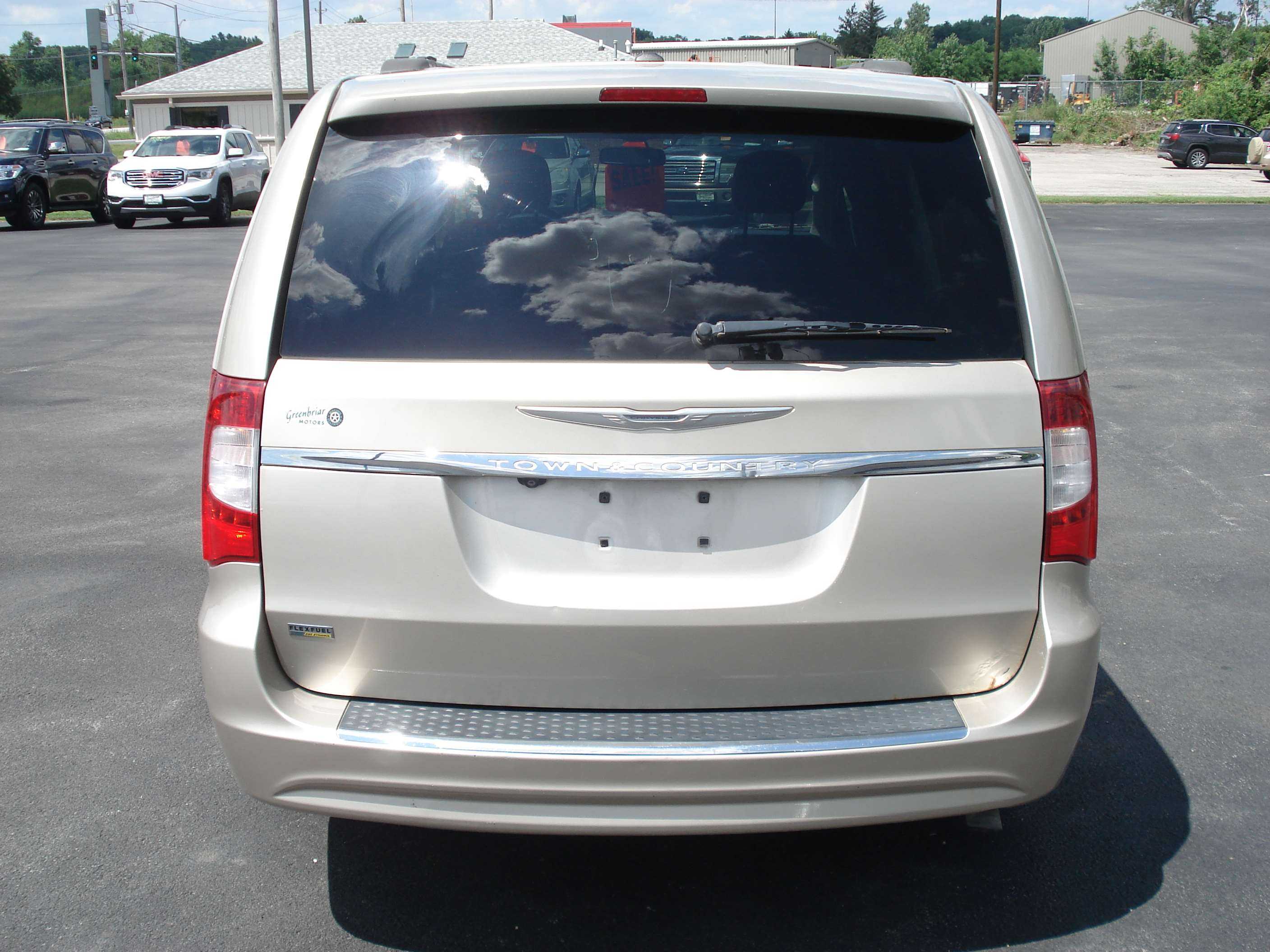 Chrysler Town And Country Image 4