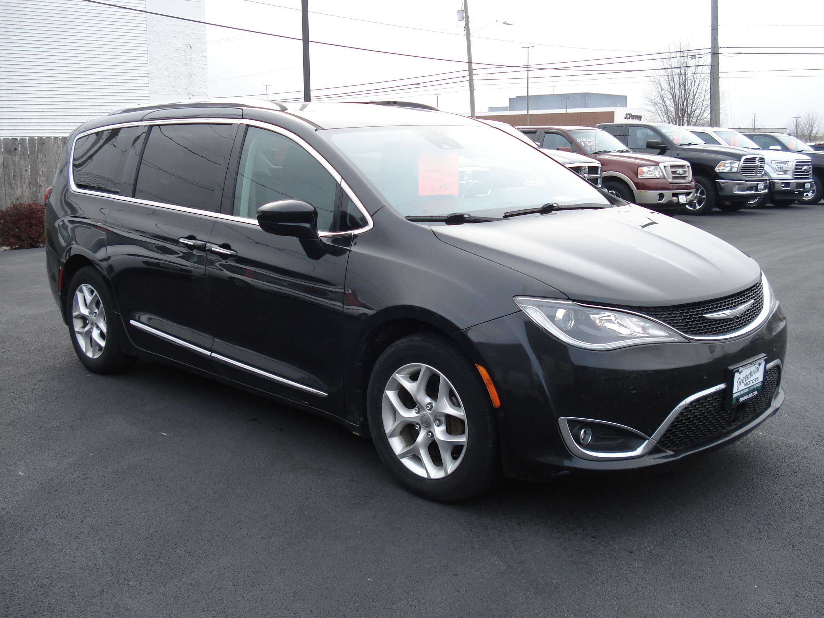 Chrysler Pacifica Image 4