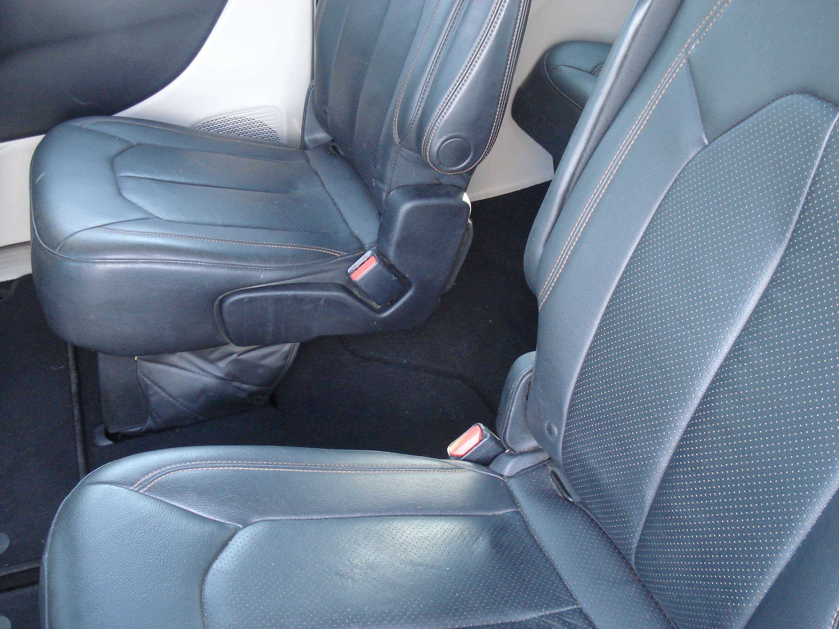 Chrysler Pacifica Image 9