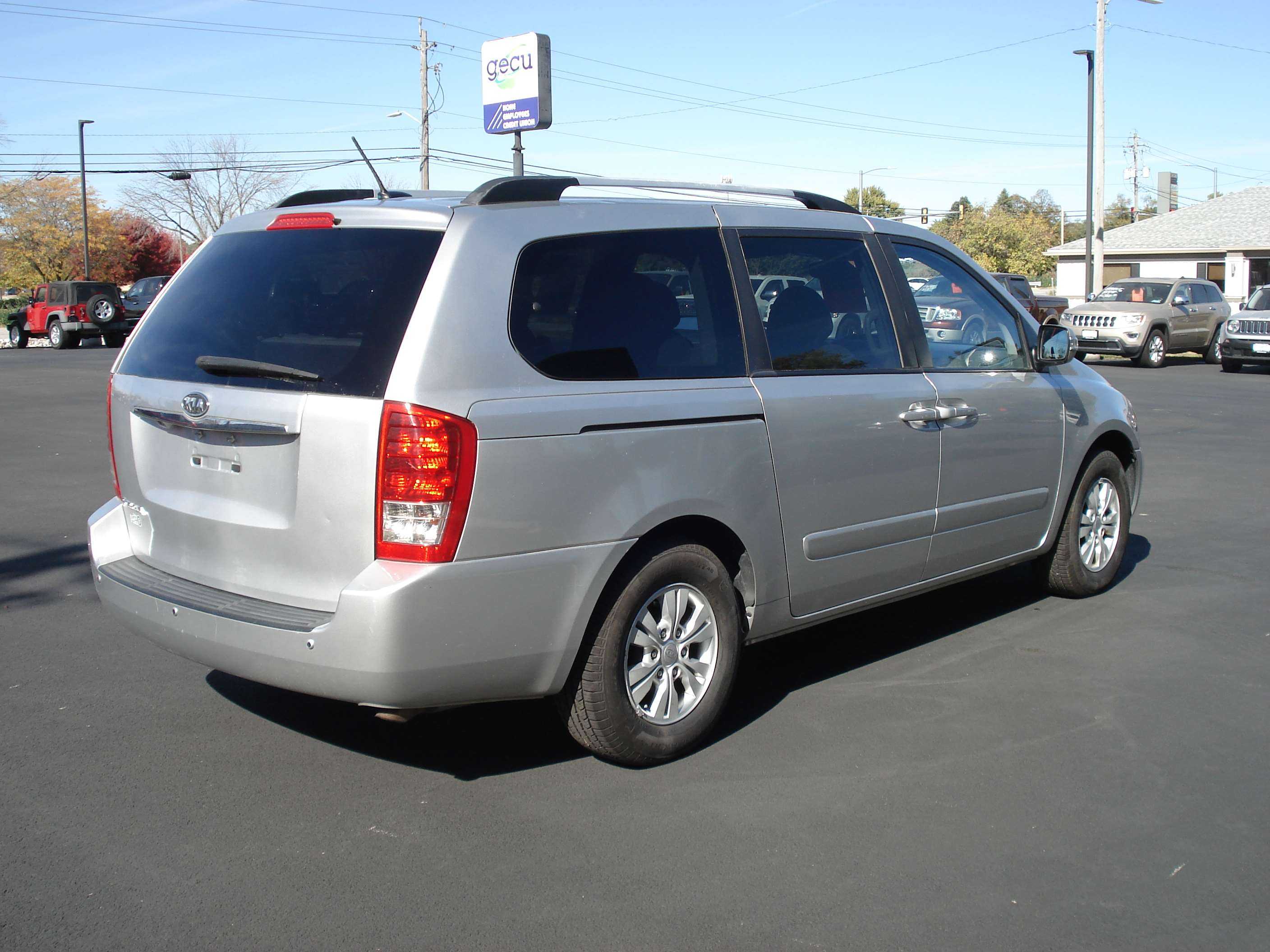 Kia Sedona Image 6