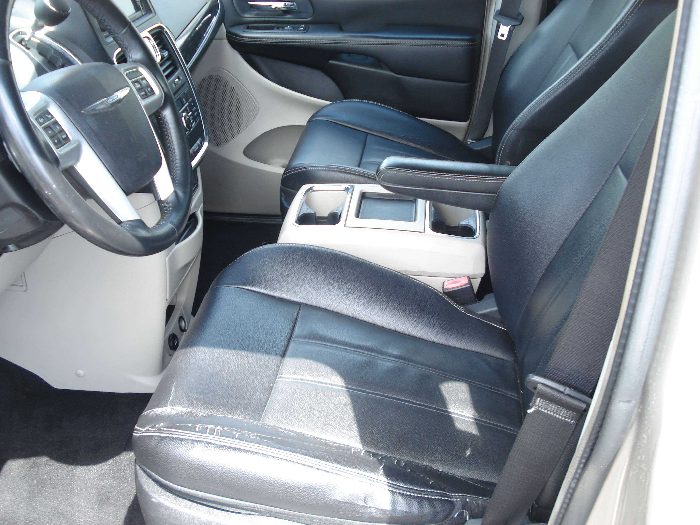 Chrysler Town And Country Image 6