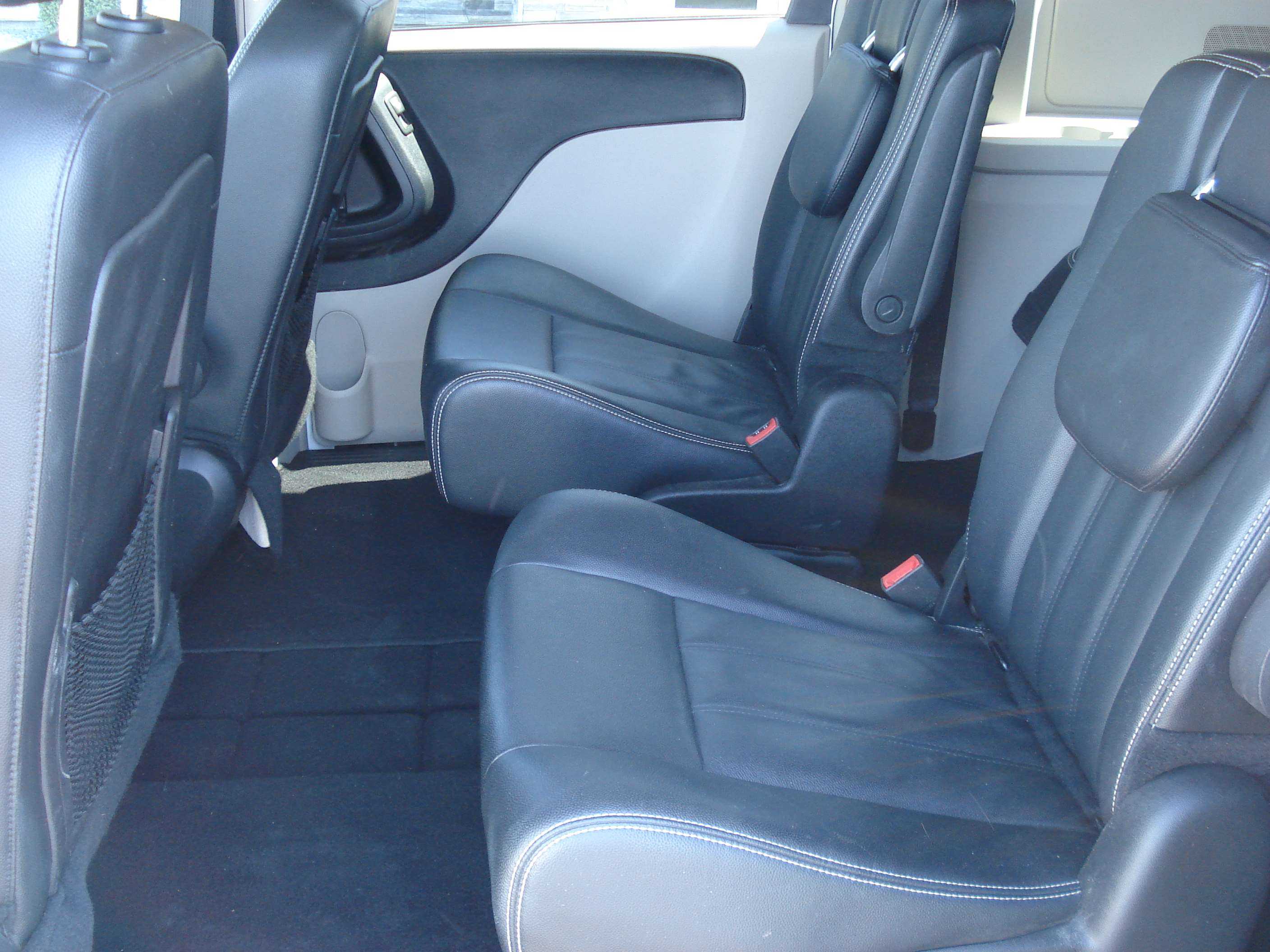 Chrysler Town And Country Image 10