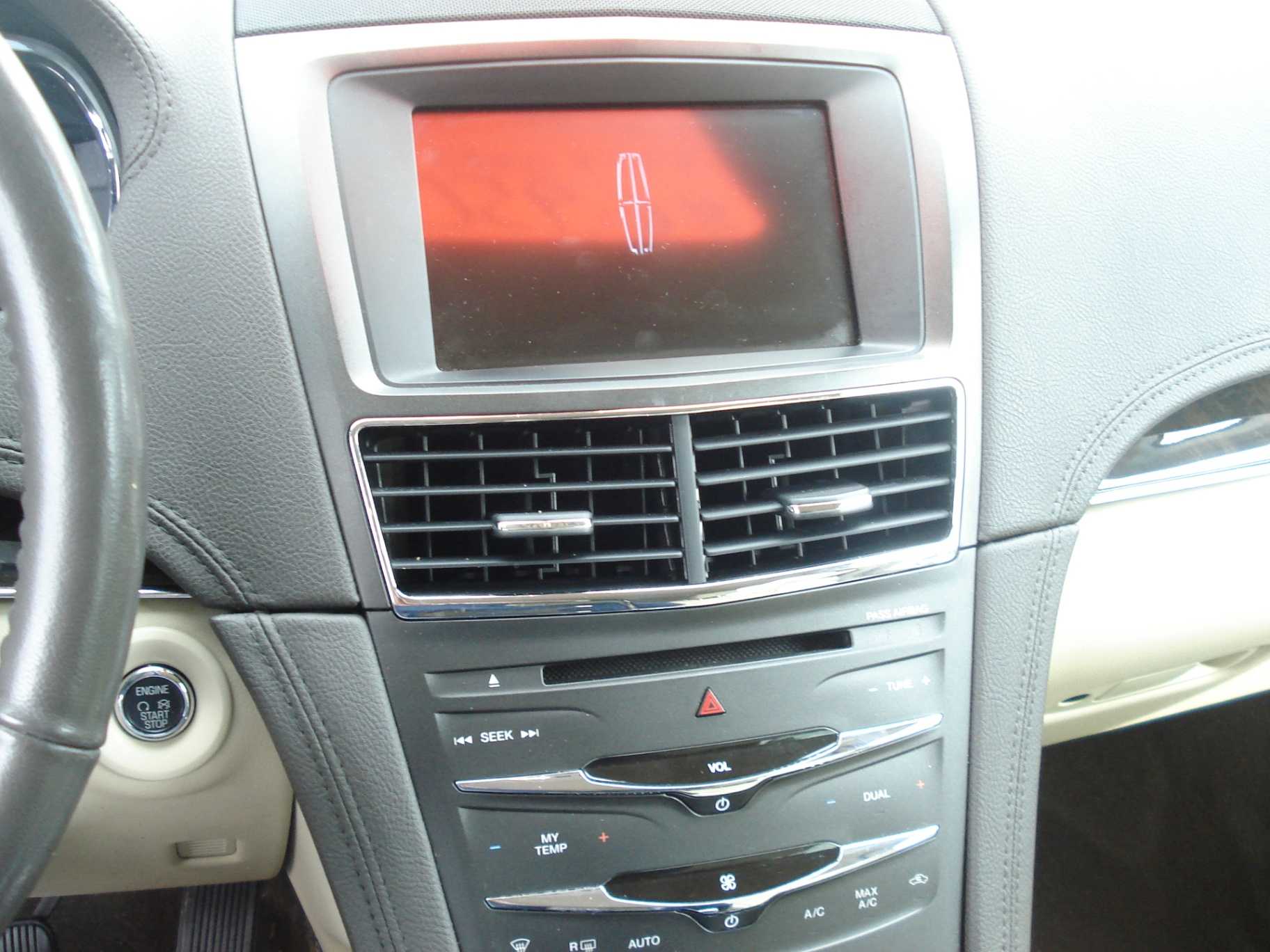 Lincoln MKT Image 10