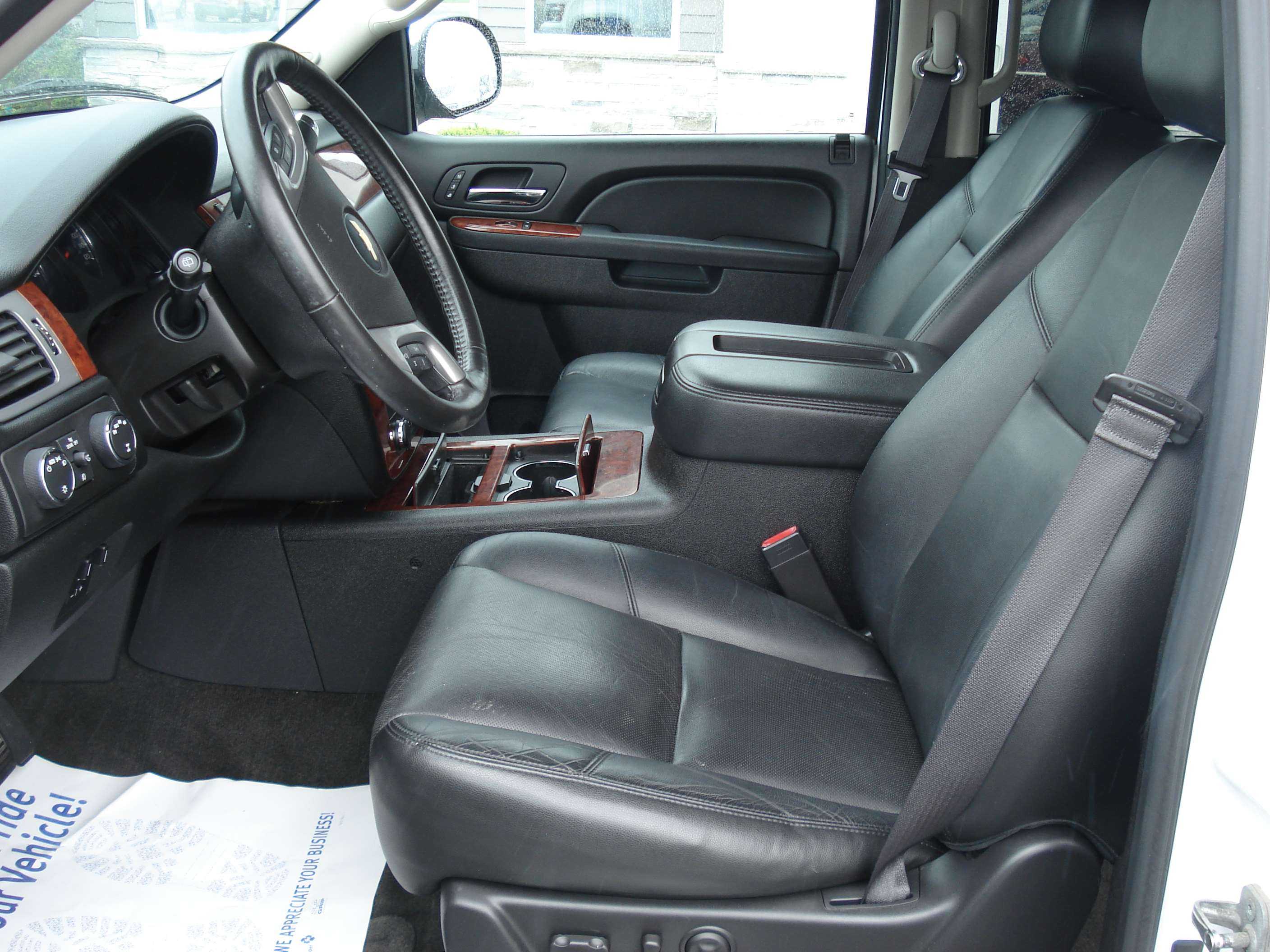 Chevrolet Suburban Image 11