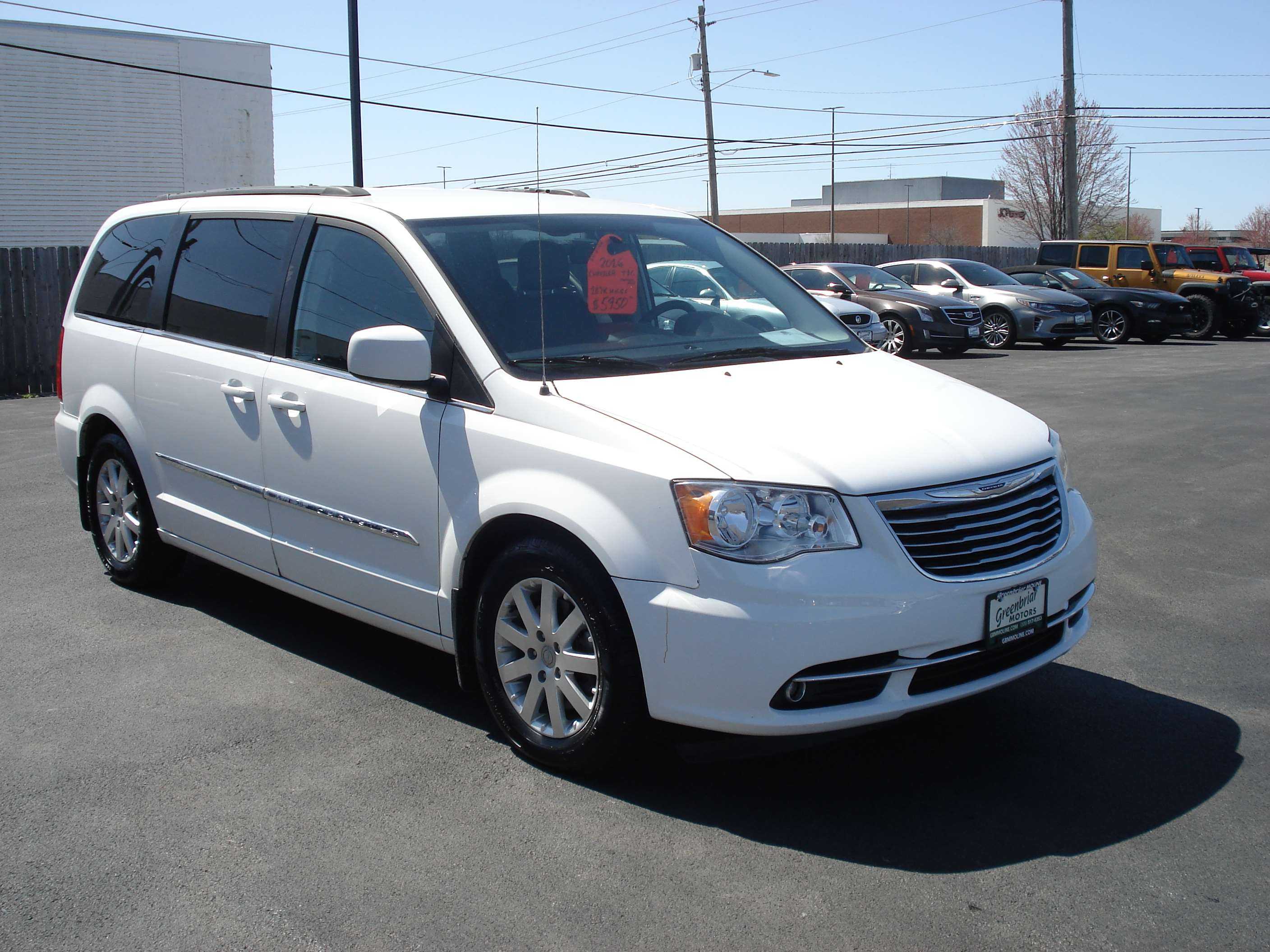 Chrysler Town And Country Image 4
