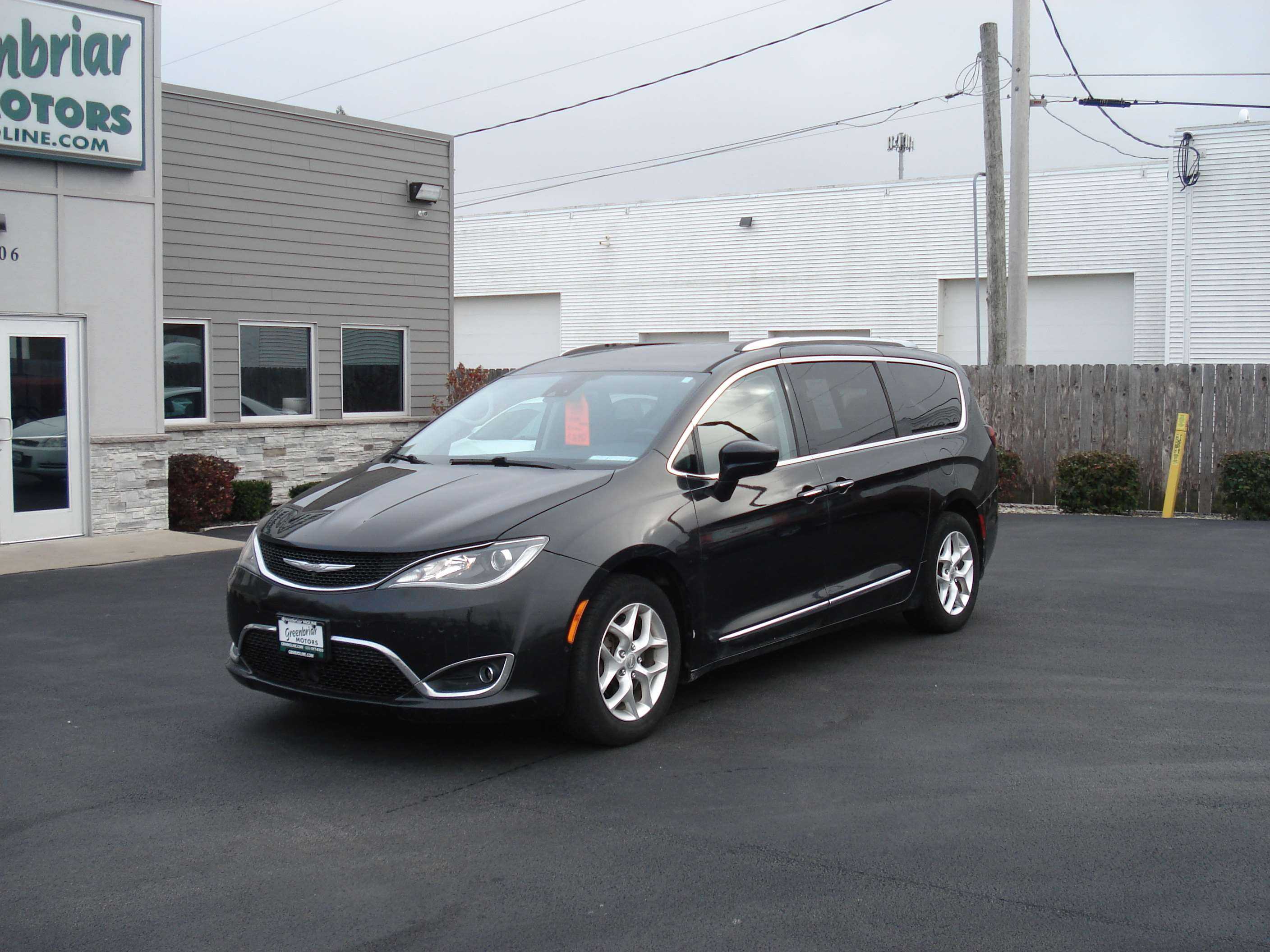 Chrysler Pacifica Image 2