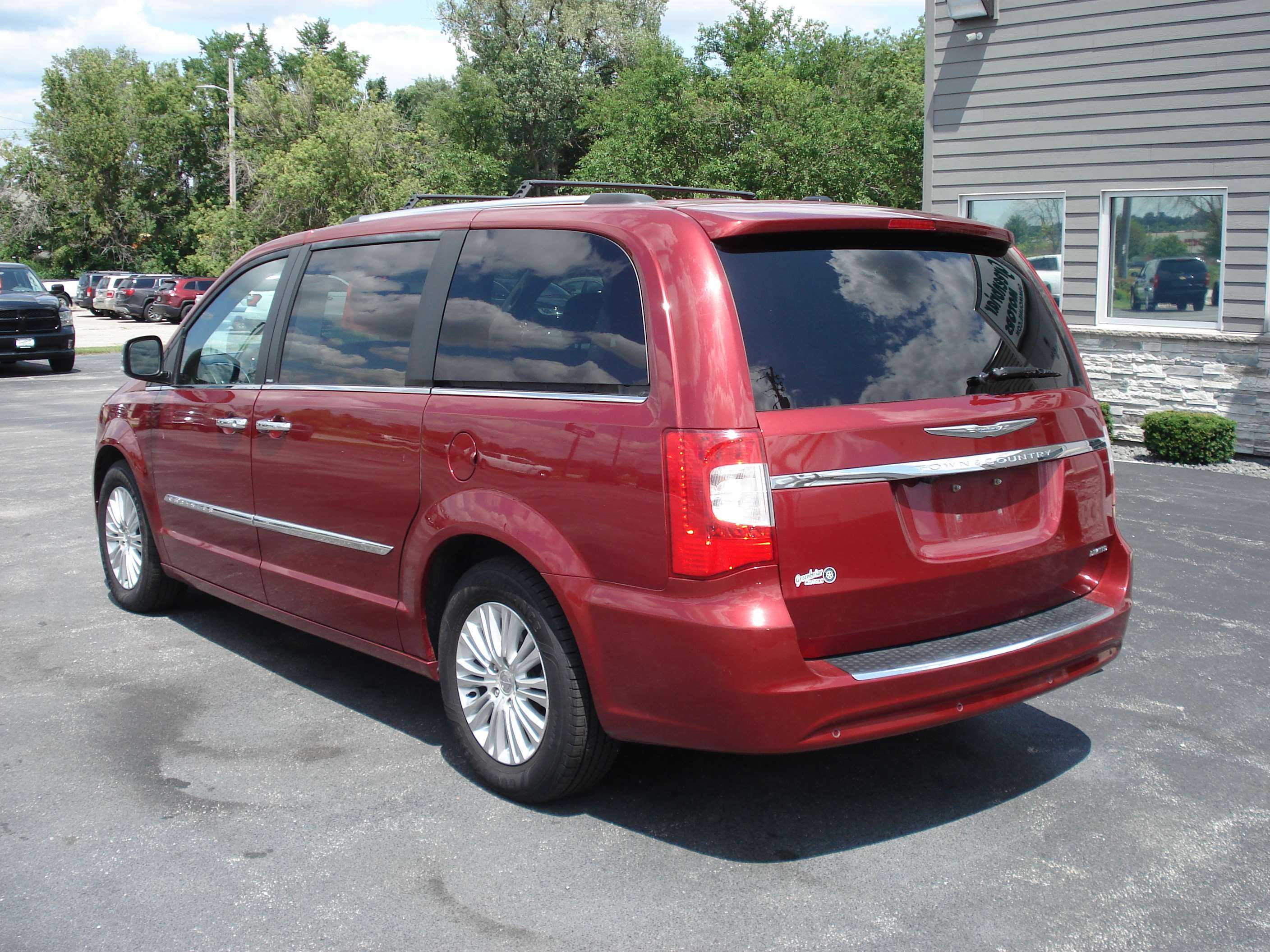 Chrysler Town And Country Image 8