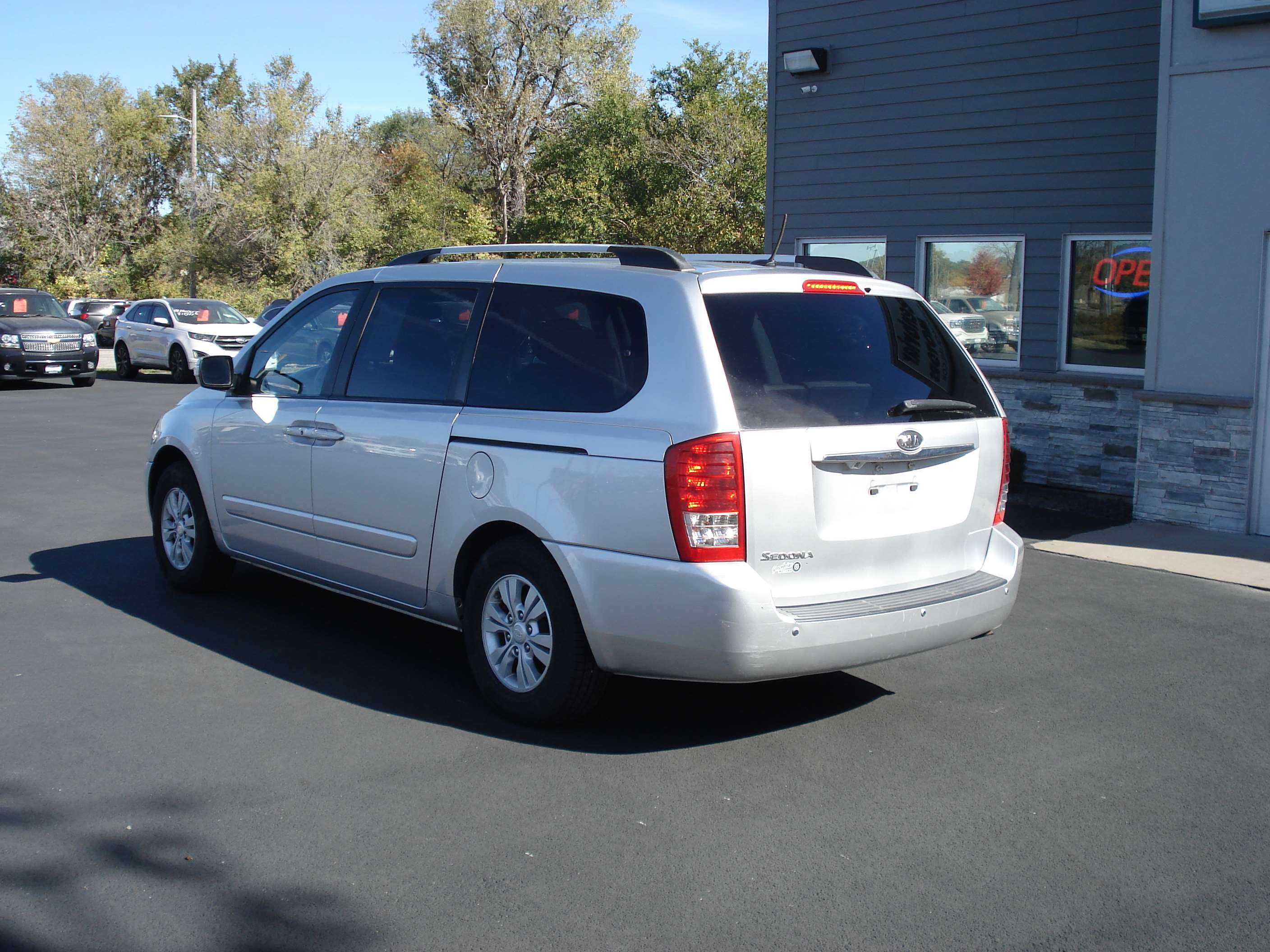 Kia Sedona Image 8