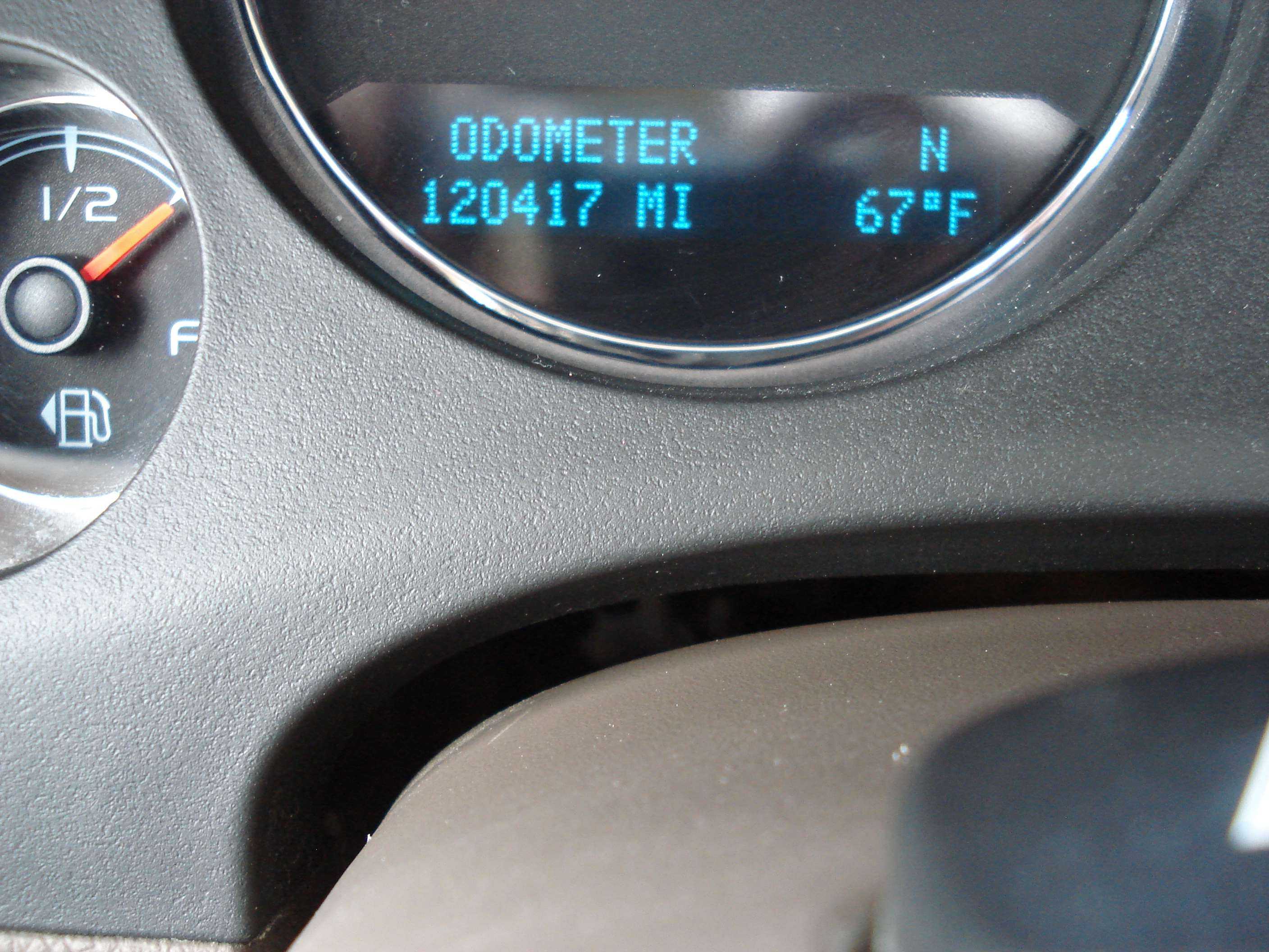 Chevrolet Suburban Image 17