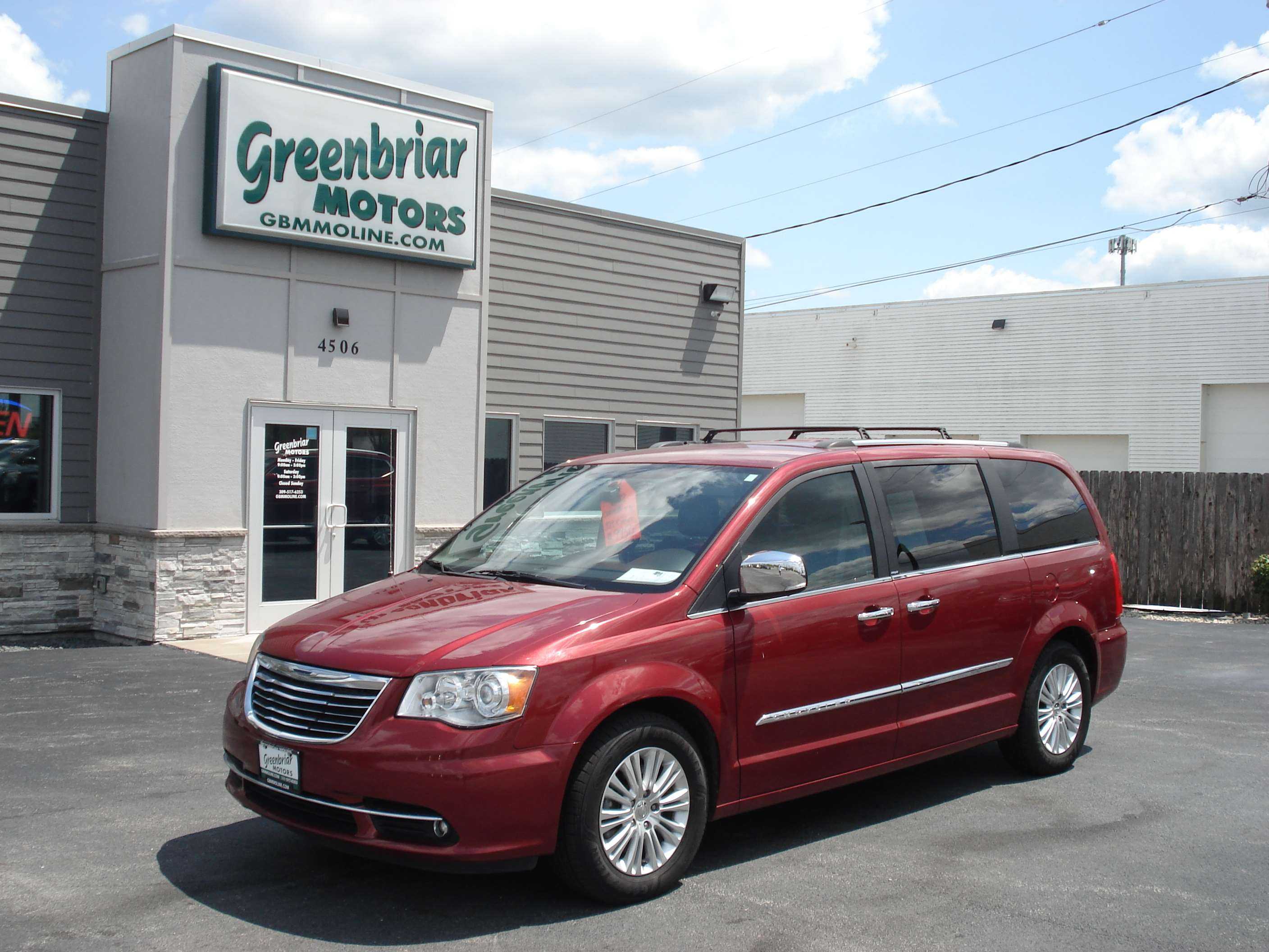 Chrysler Town And Country Image 2