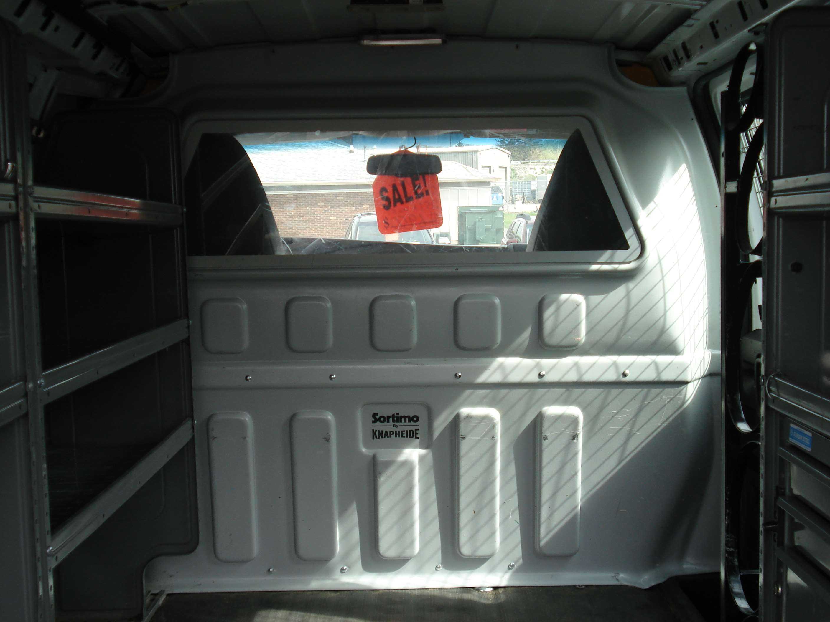 Chevrolet Express Image 19
