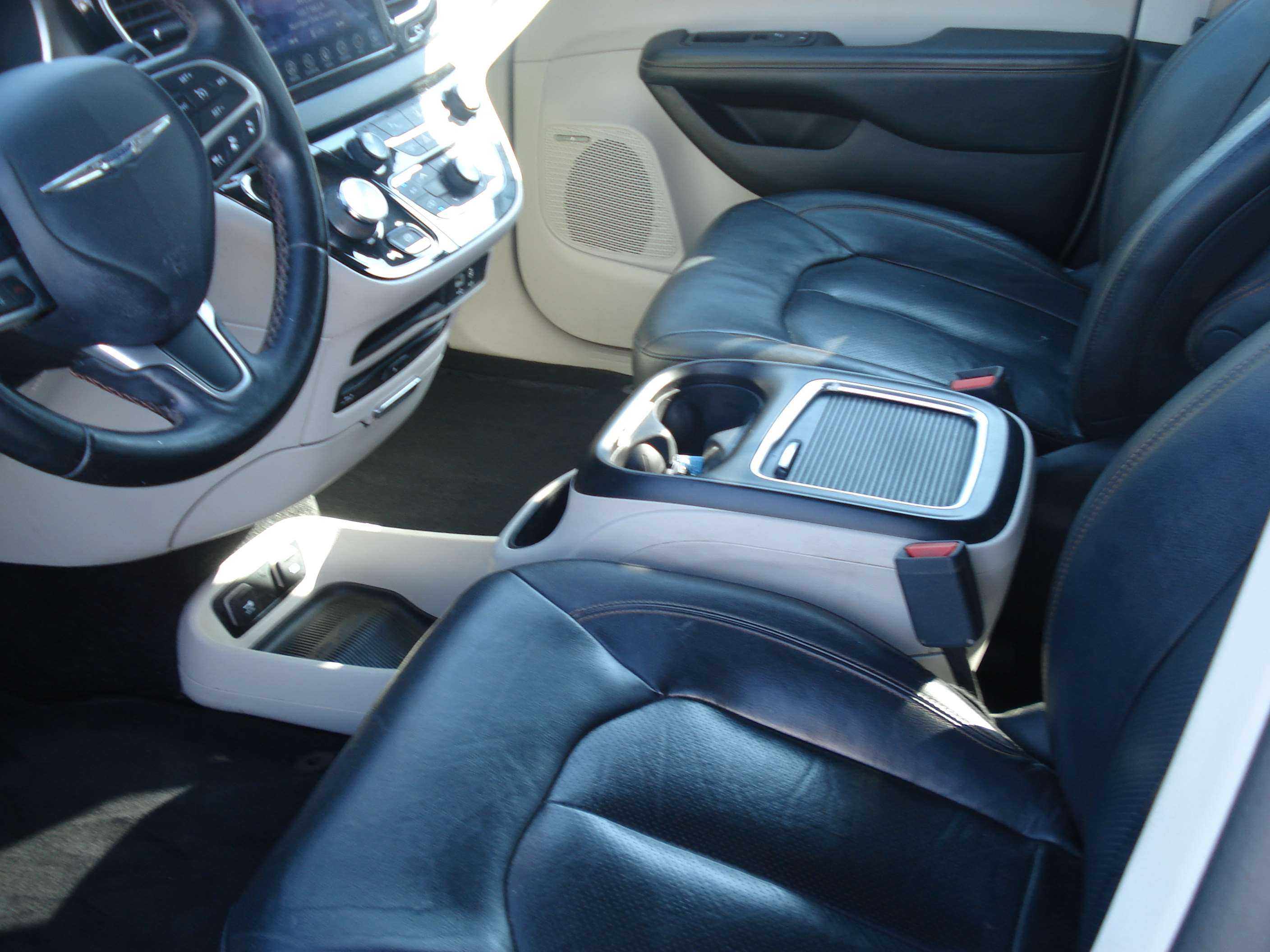 Chrysler Pacifica Image 8