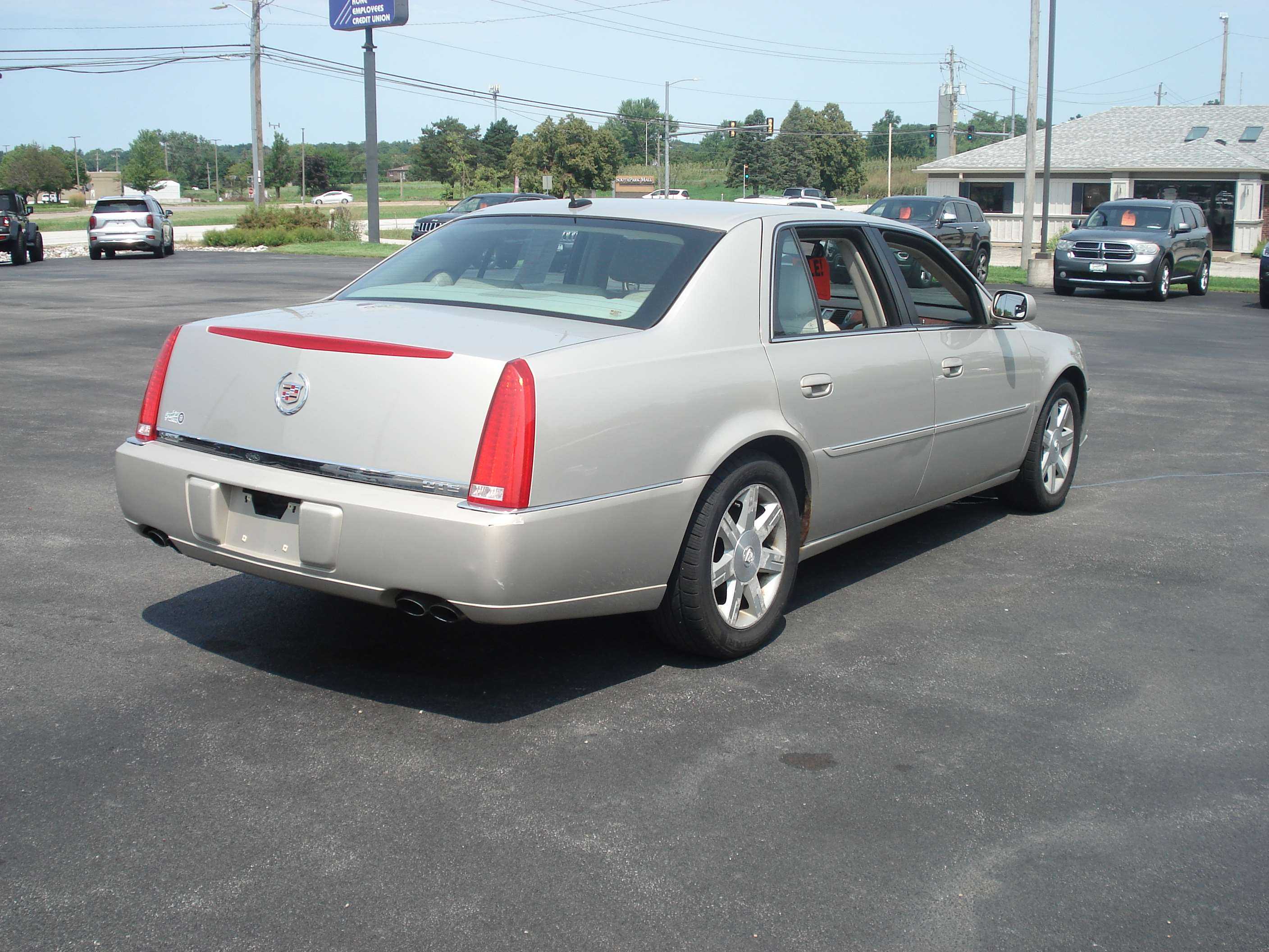 Cadillac Dts Image 6