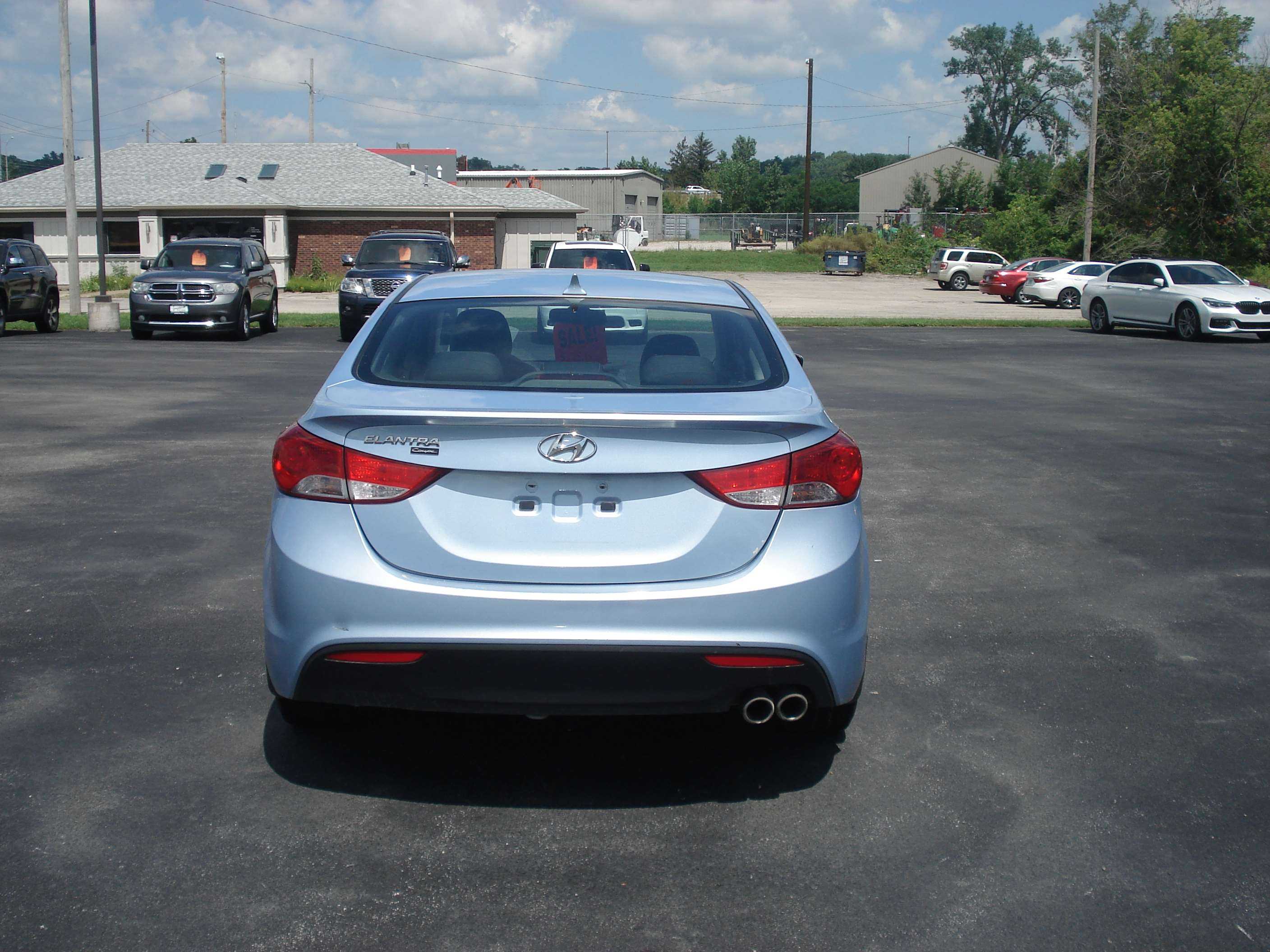 Hyundai Elantra Coupe Image 7