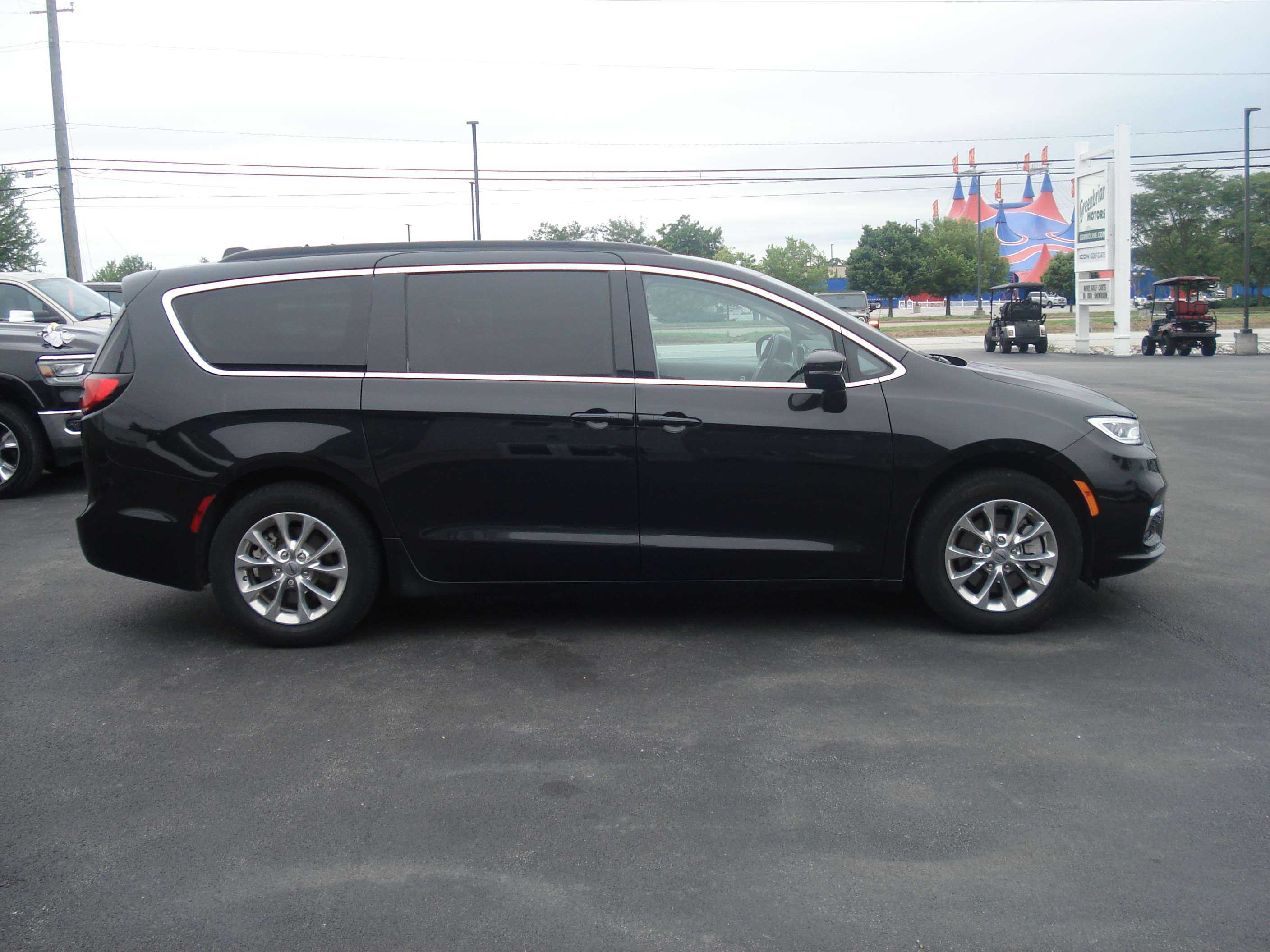 Chrysler Pacifica Image 5