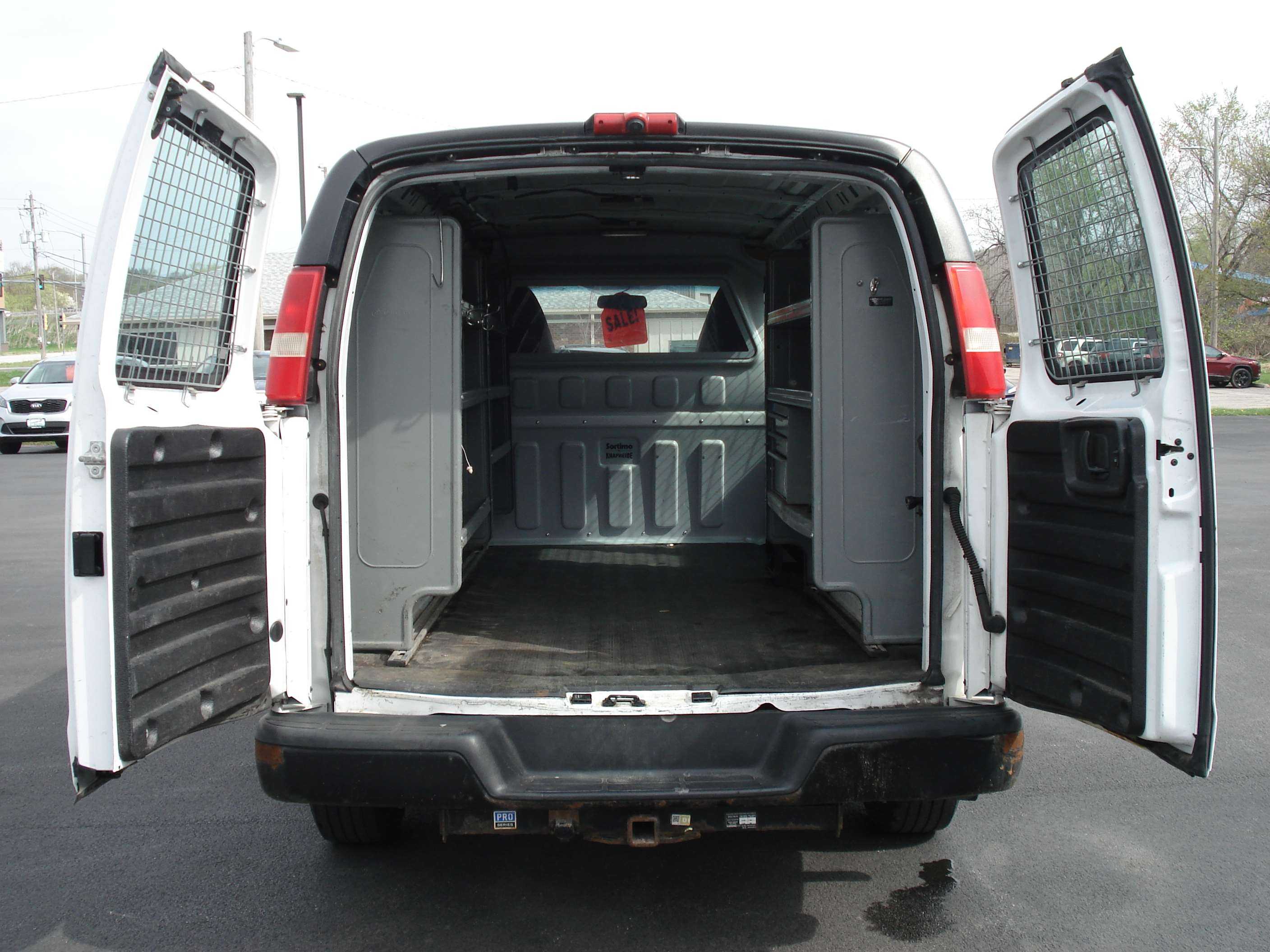 Chevrolet Express Image 9