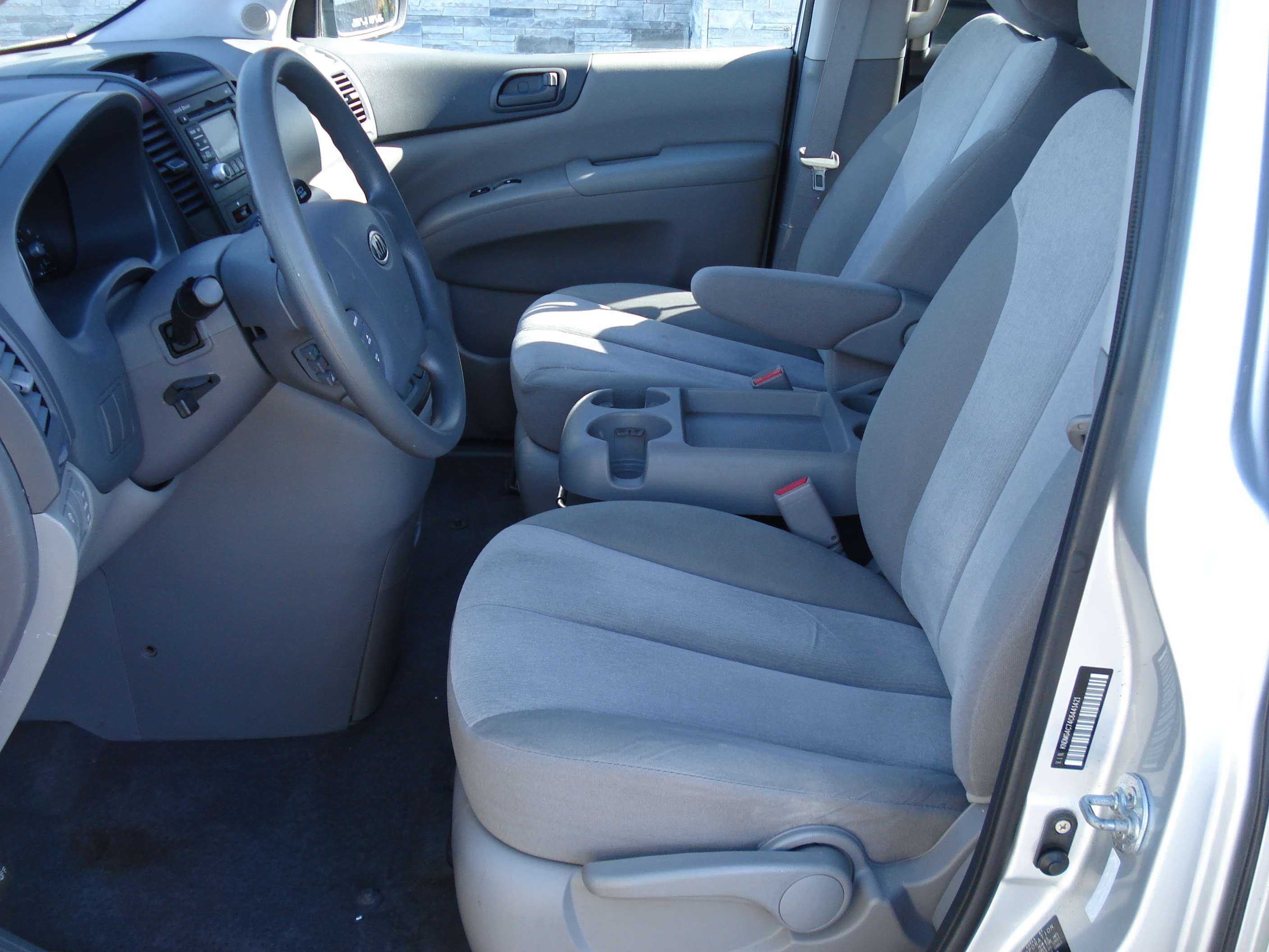 Kia Sedona Image 11