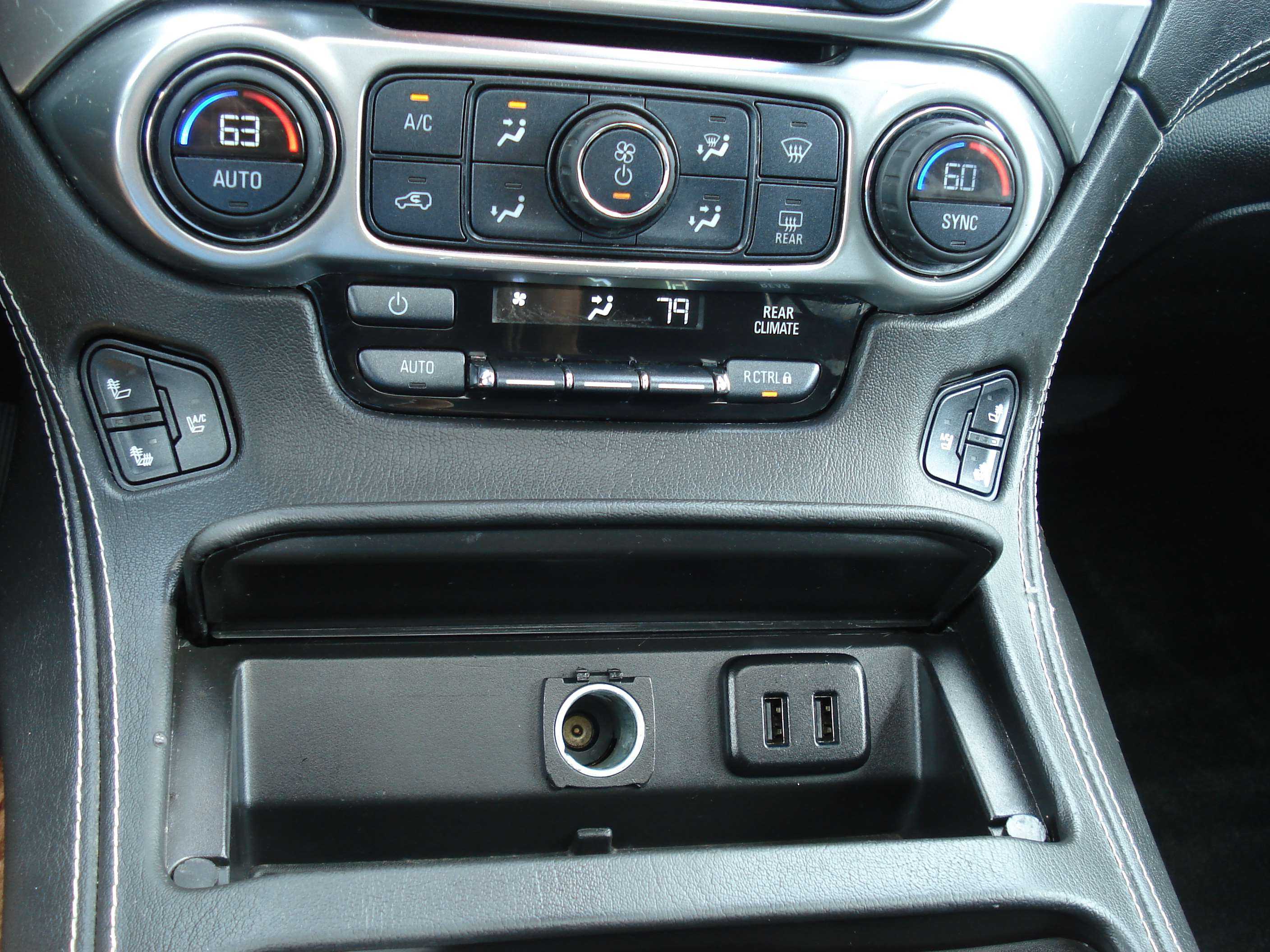Chevrolet Suburban Image 19