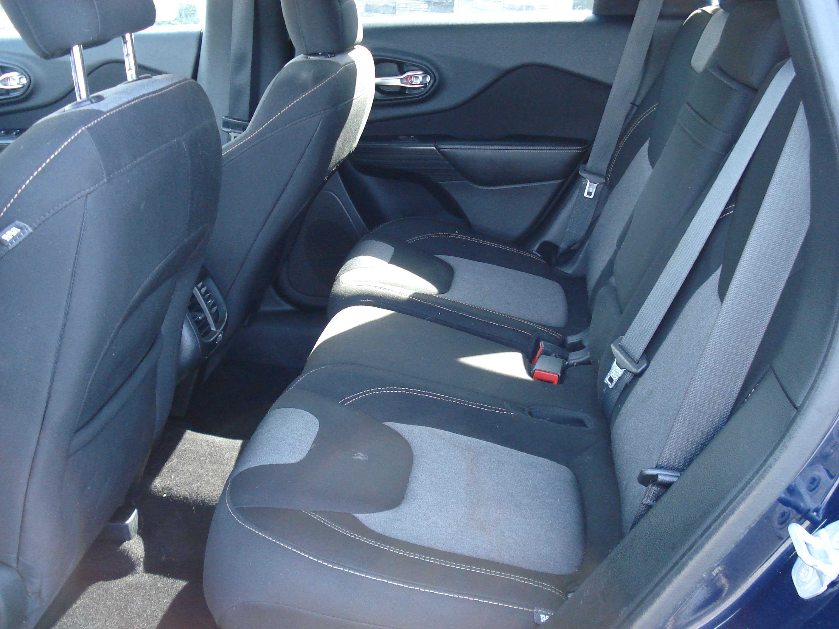Jeep Cherokee Image 12
