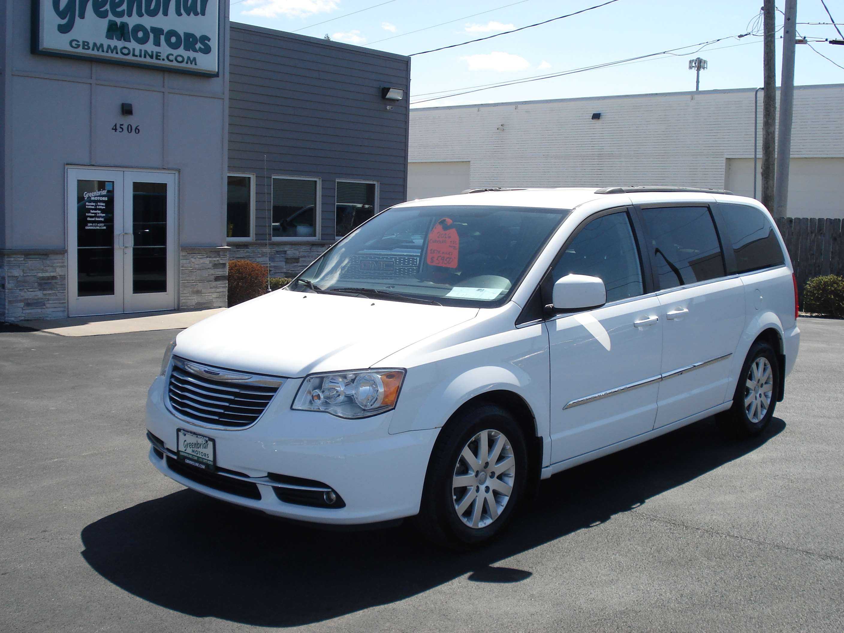 Chrysler Town And Country Image 2
