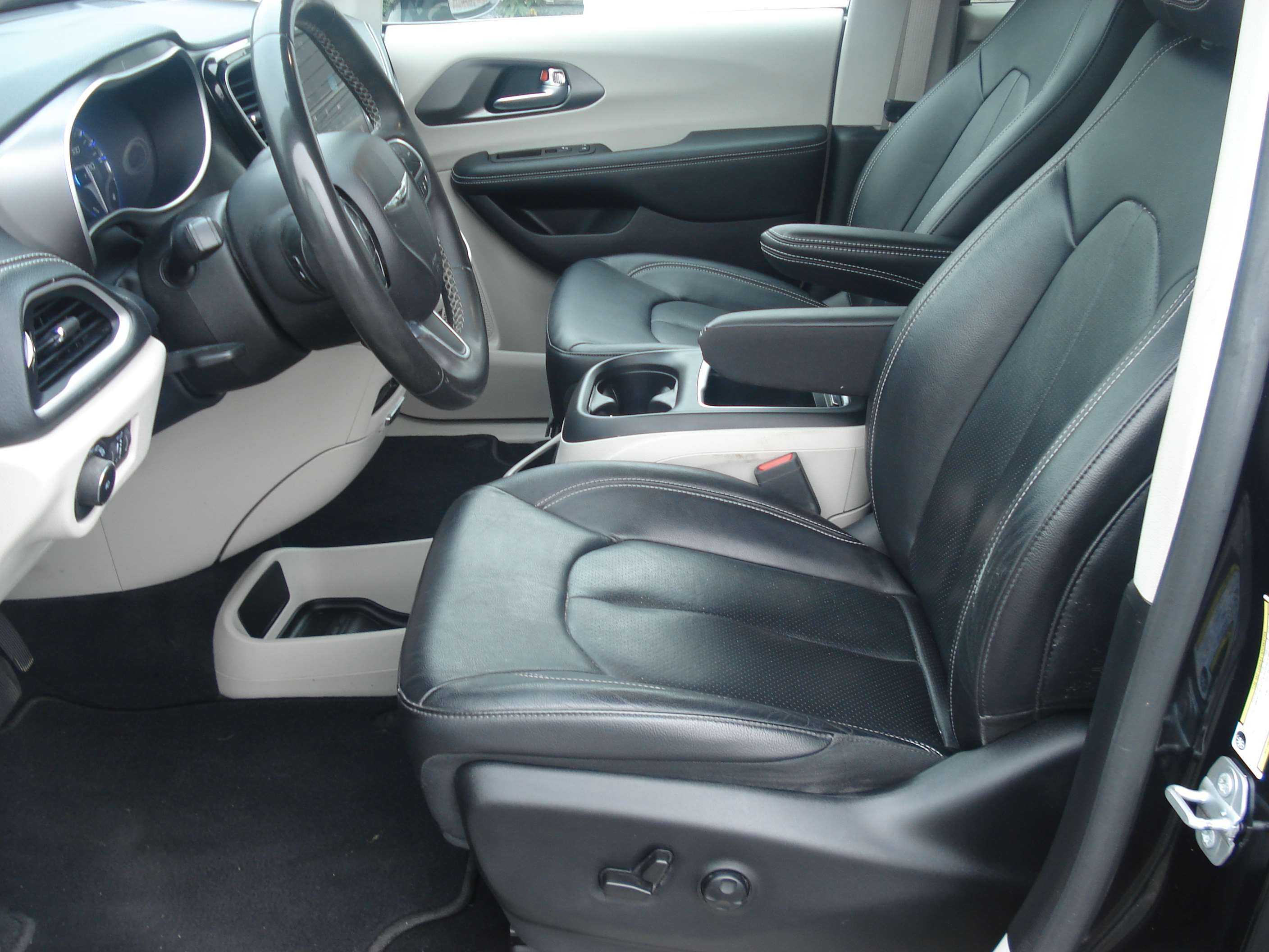 Chrysler Pacifica Image 11