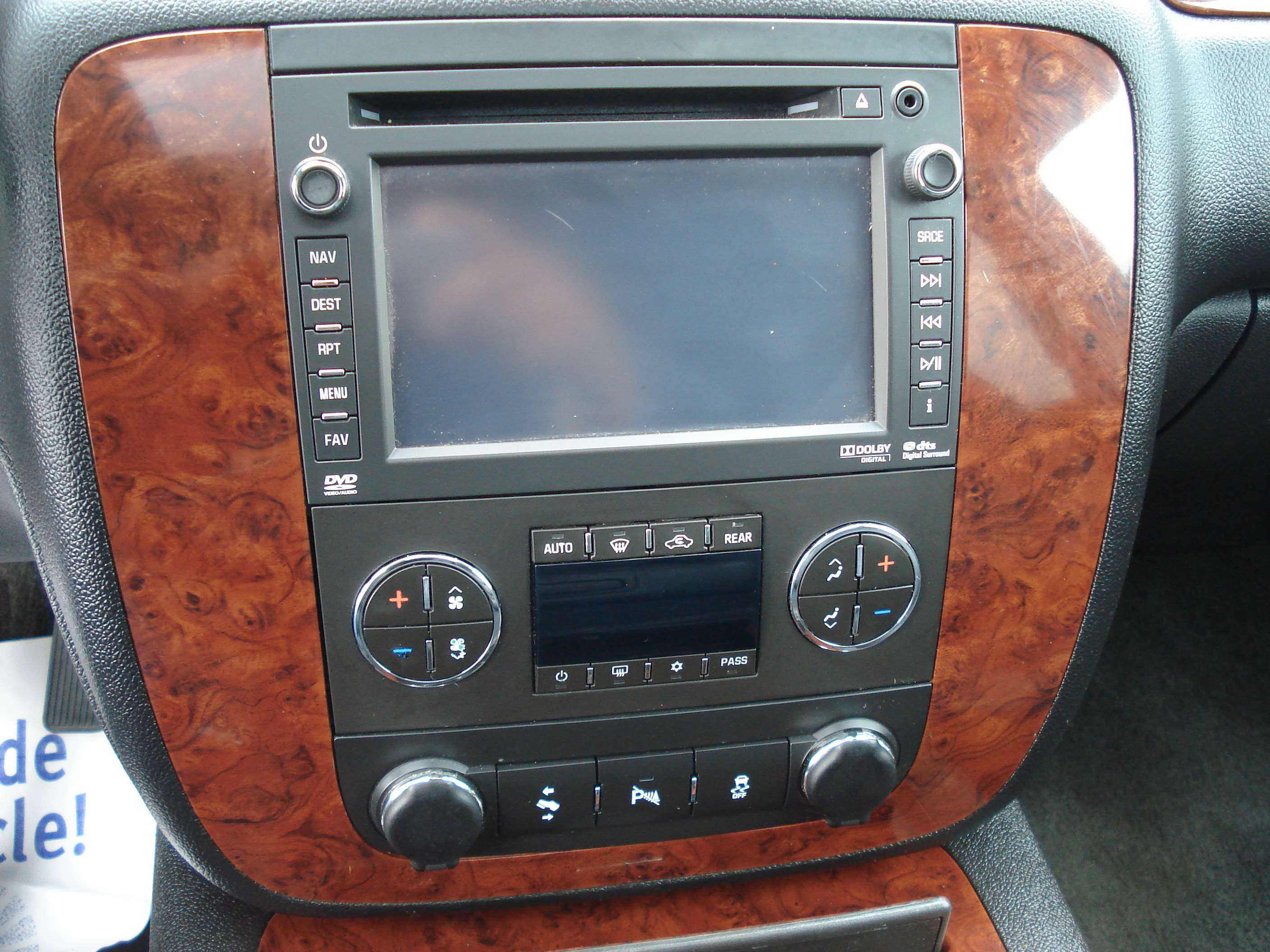 Chevrolet Suburban Image 17